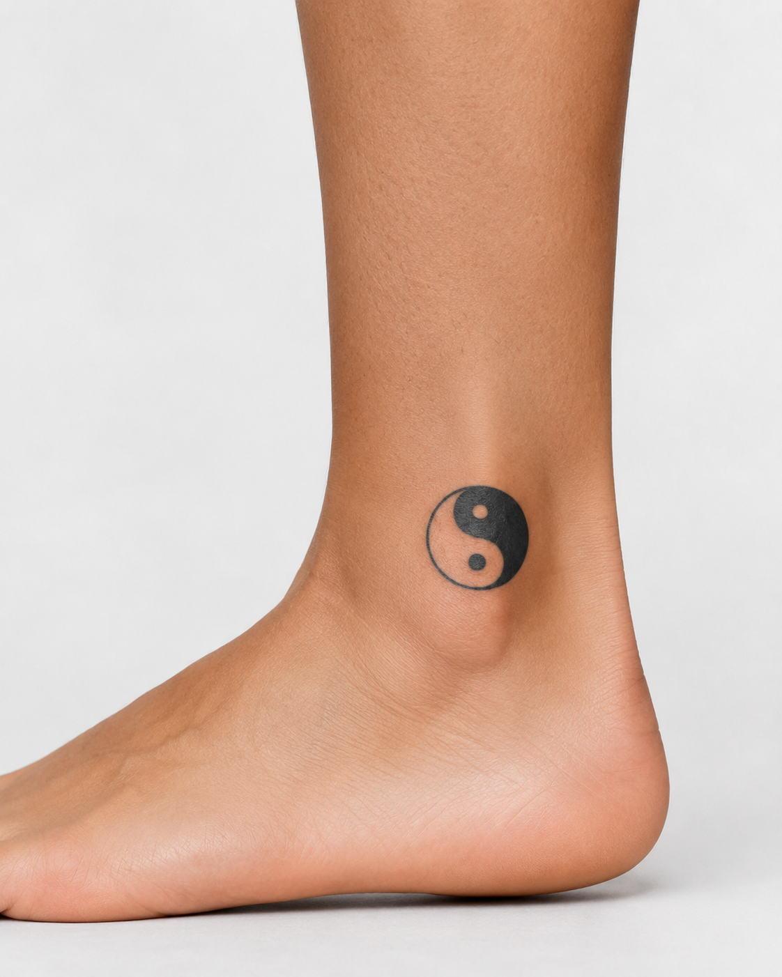 Tatouage éphémère Yin Yang sur cheville femme, encre jagua végétale noir minimaliste