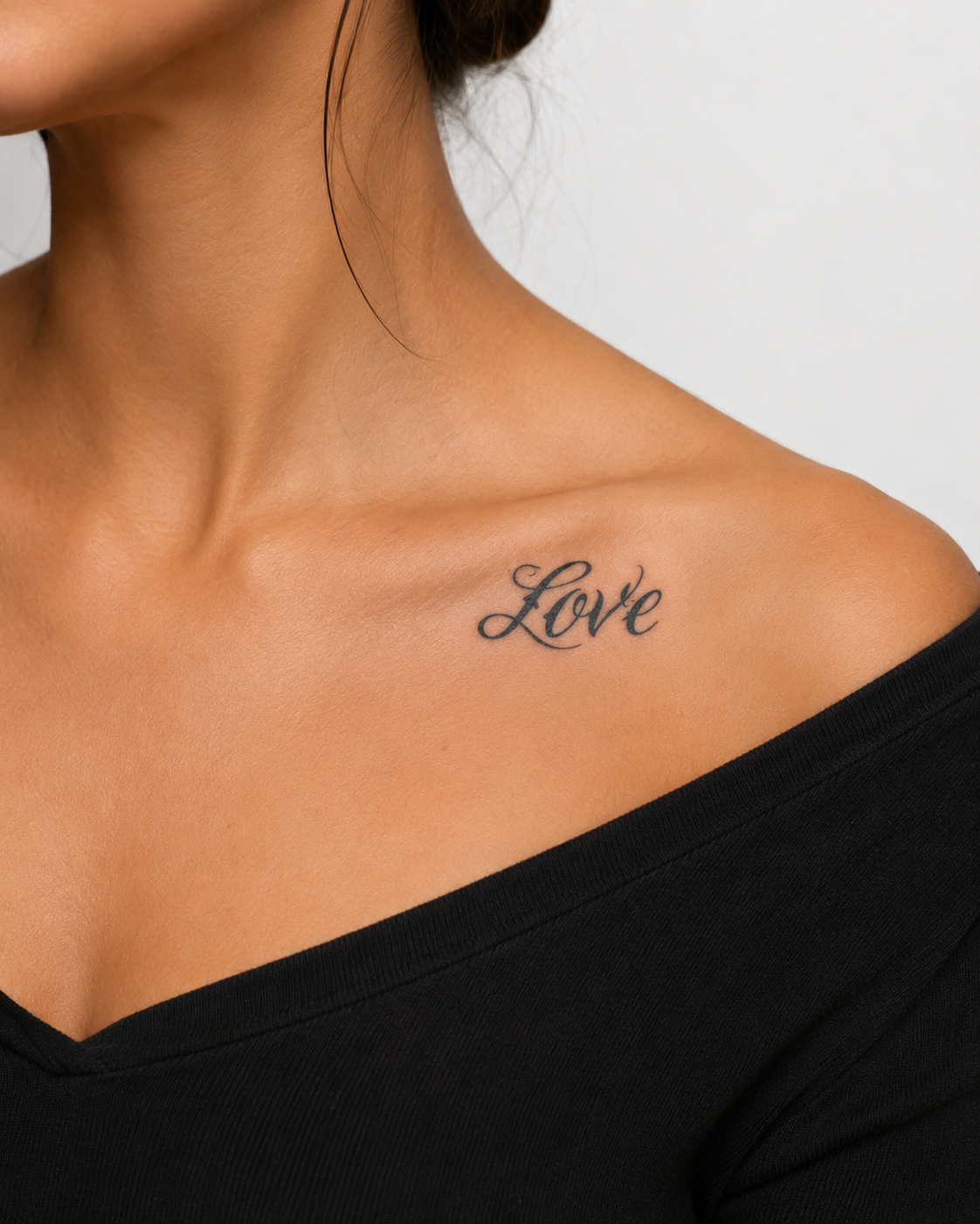 Tatouage éphémère Love calligraphie cursive sur clavicule femme, encre jagua végétale