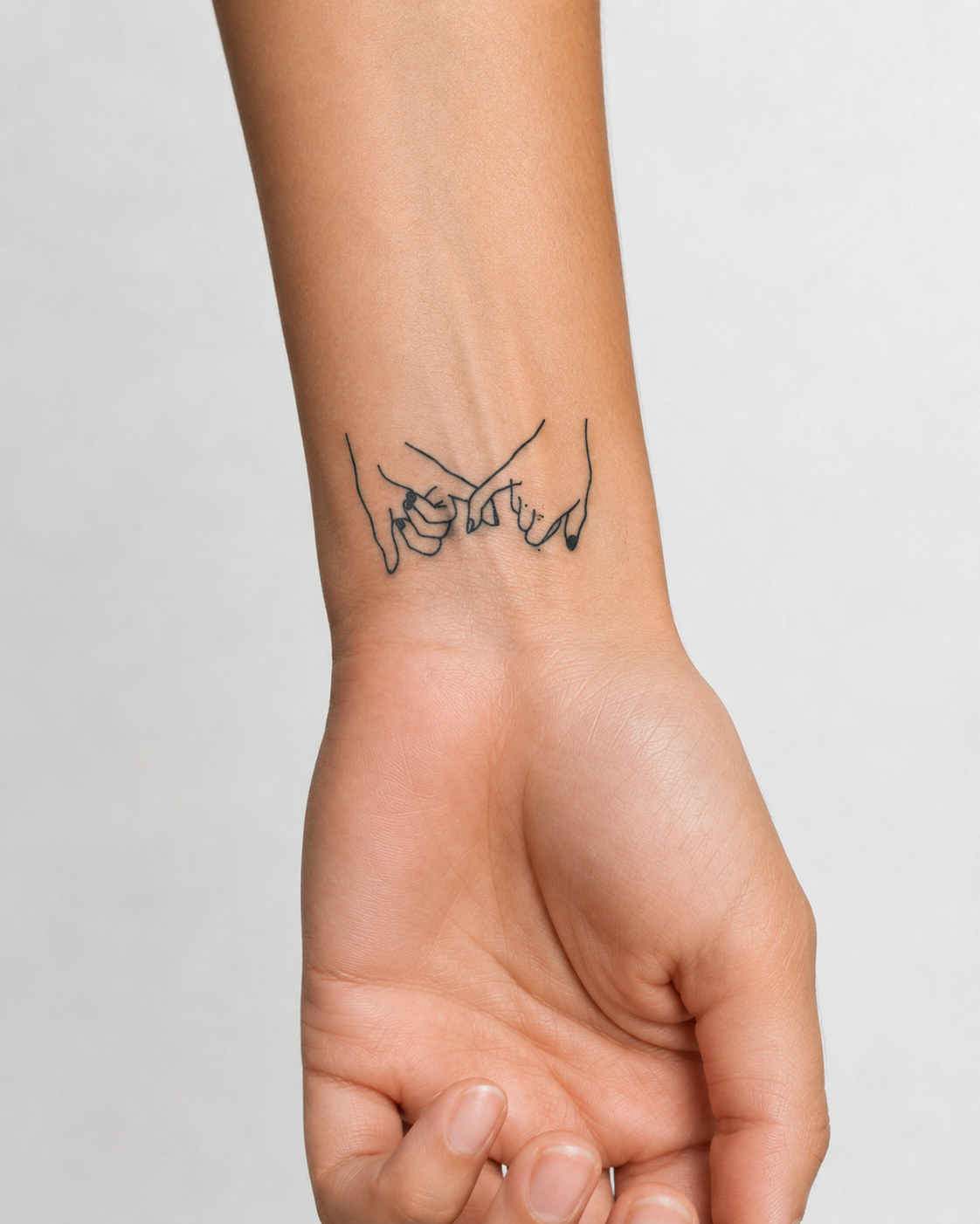 Tatouage éphémère La Promesse pinky promise sur poignet femme, encre jagua végétale