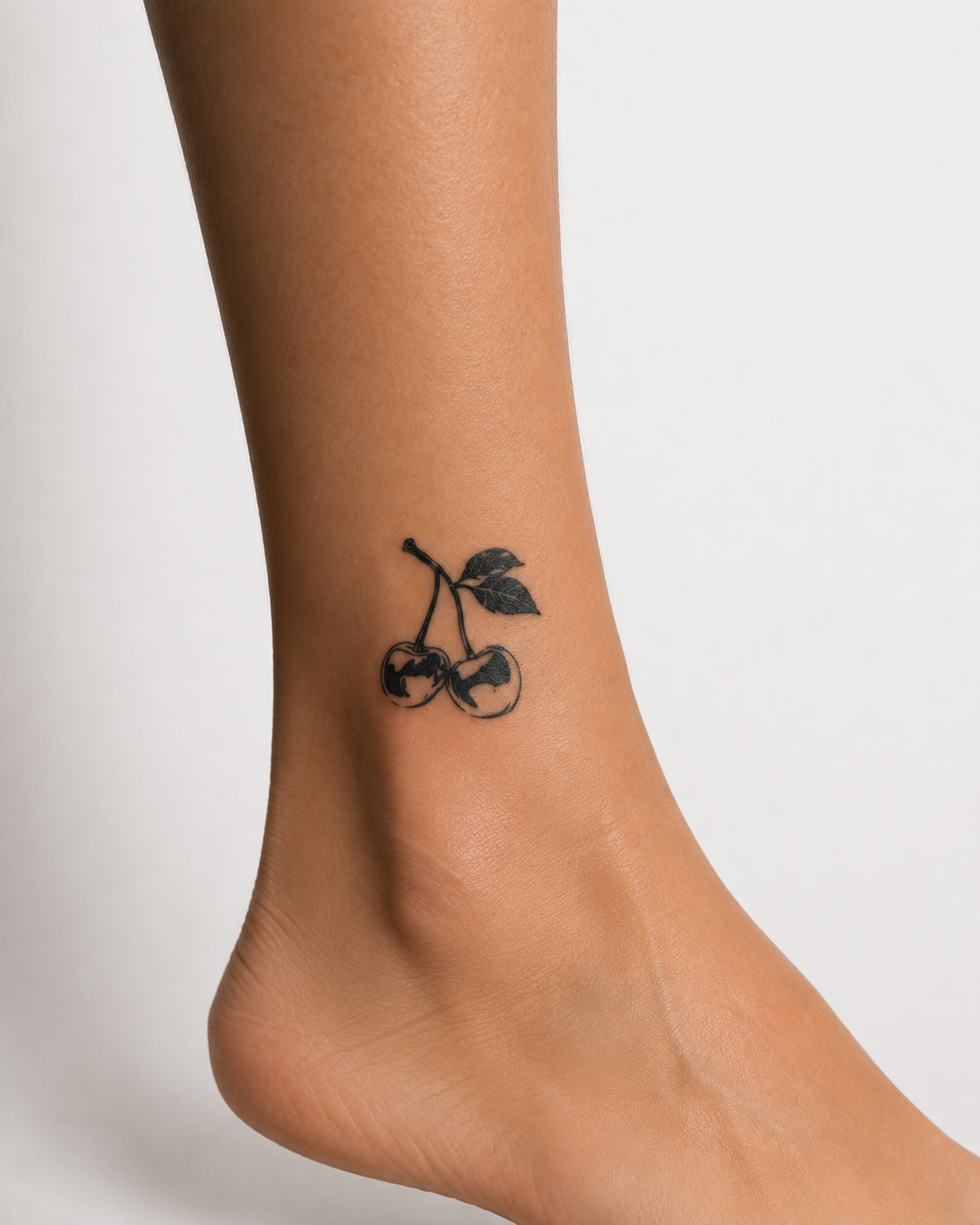 Tatouage éphémère Cerises Y2K sur cheville femme, encre jagua végétale