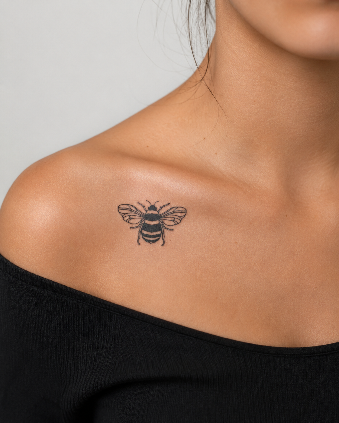 Tatouage éphémère L’Abeille illustratif sur clavicule femme, encre jagua végétale