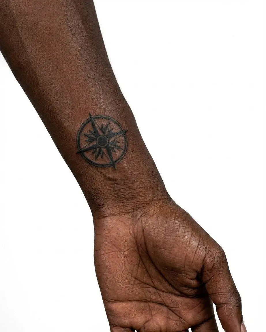 Tatouage éphémère Rose des Vents géométrique sur mollet, encre jagua végétale