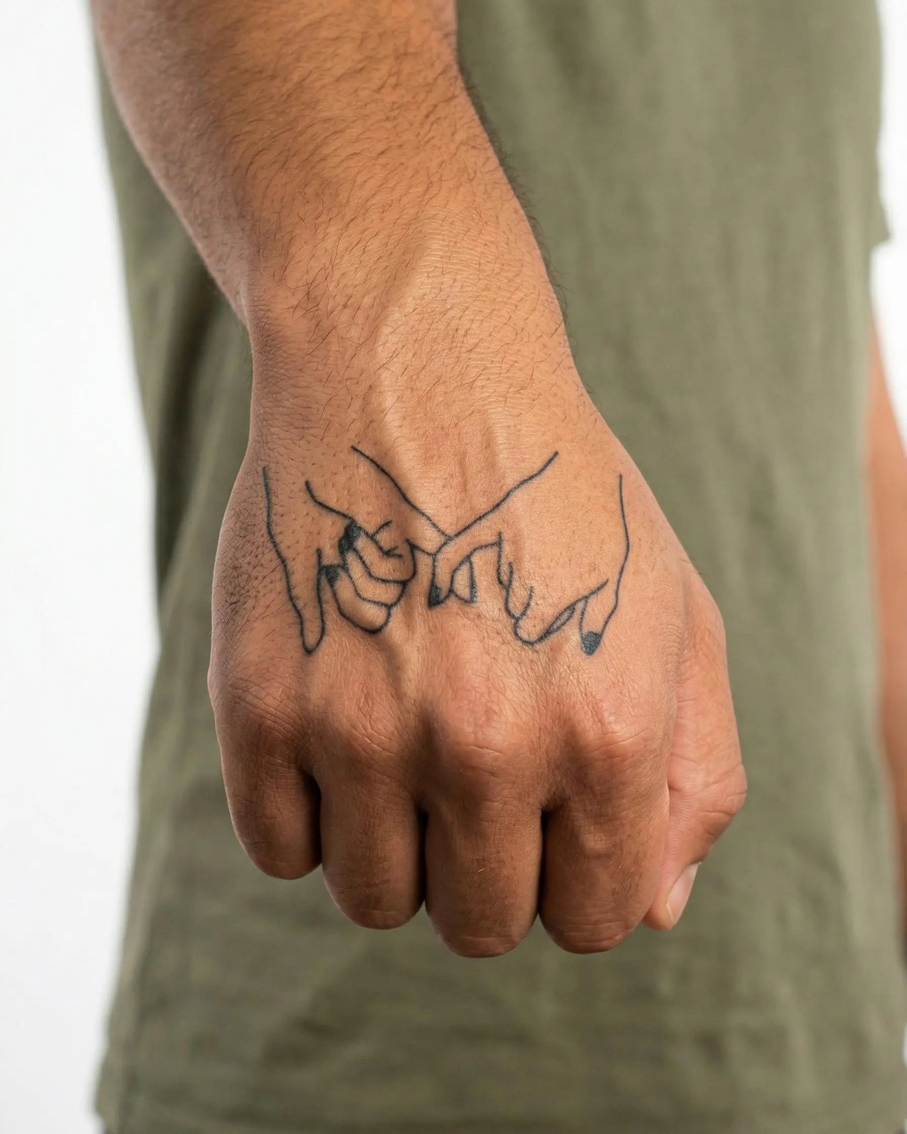 Tatouage éphémère La Promesse pinky promise sur poignet femme, encre jagua végétale